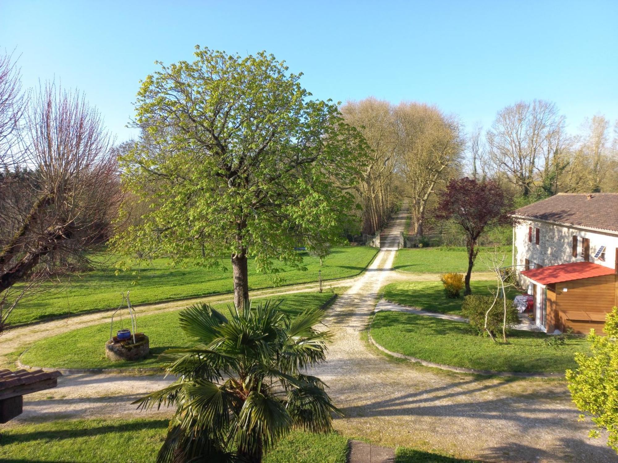 Domaine De Fontsauzine - Gites Et Chambre D'Hotes Genouille  ภายนอก รูปภาพ